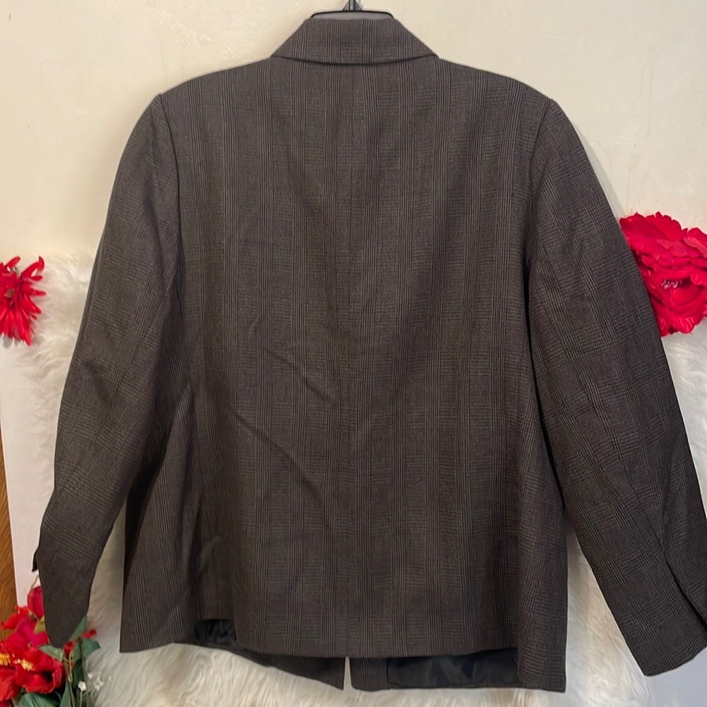 Harvey Bernard Plus Size Woman Jacket View 4